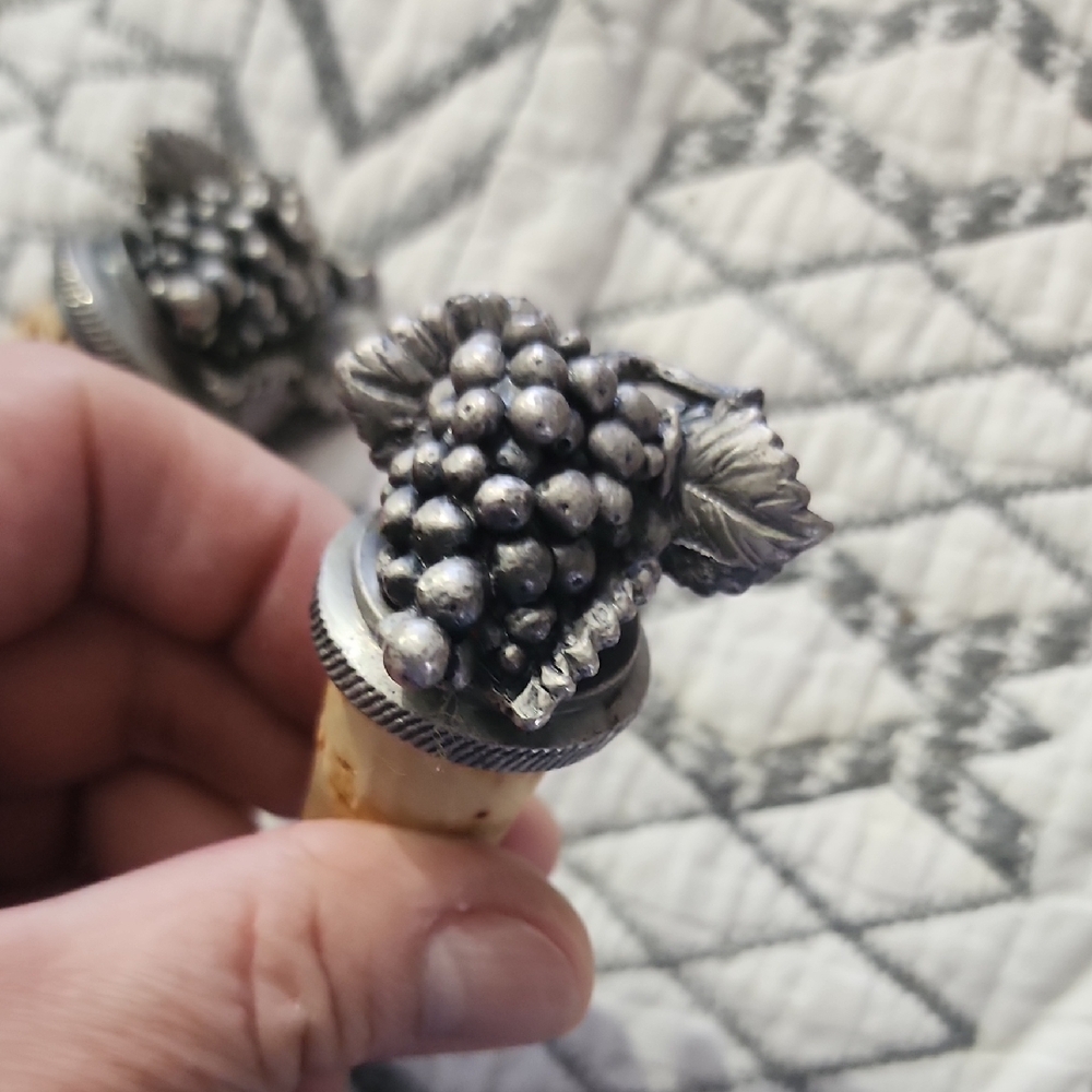 Pewter  Wtu Grape Wine Bottle Stopper
